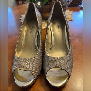 Bandolino Women's Silver Gold Peep Toe Heels sparkly dressy Macy’s‎ 7.5